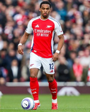 Arsenal 'den Jurrien Timber, 22 Şubat 2025 tarihinde Londra' daki Emirates Stadyumu 'nda oynanan Premier League maçında topla koşar.