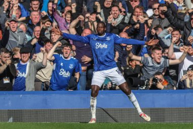 Everton 'dan Abdoulaye Doucour, 22 Şubat 2025 tarihinde İngiltere' nin Liverpool kentinde Goodison Park 'ta oynanan Premier League maçında Everton-Manchester United maçında 2-0 kazanma hedefini kutluyor.