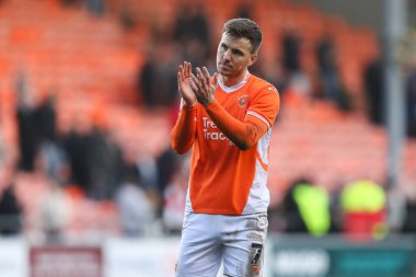 Blackpool 'dan Lee Evans, 21 Şubat 2025' te Bloomfield Road, Blackpool 'da oynanan Blackpool-Crawley Town maçı sonrasında ev sahibi taraftarları alkışlıyor.