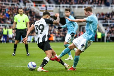Nottingham Ormanı 'ndan Elliot Anderson, Premier League maçı sırasında Newcastle United ile Nottingham Ormanı arasında 23 Şubat 2025' te St. James 's Park, Newcastle' da çekim yaptı.