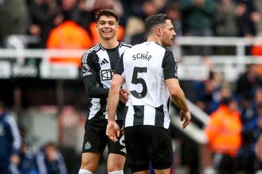 Newcastle United takımından Lewis Miley, Premier League maçı Newcastle United 'ın Nottingham Ormanı' na karşı 23 Şubat 2025 'te St. James' s Park, Newcastle, İngiltere 'de oynanan karşılaşmada Fabian Schar ile yaptığı maçı 1-1 kazanarak kutluyor.