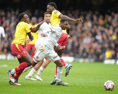 Luton Town 'dan Isaiah Jones, 23 Şubat 2025' te Watford - Luton Town maçı sırasında Watford - Luton Town maçında Watford, İngiltere 'nin başkenti Watford' da birden fazla Watford oyuncusunun önünden geçiyor.