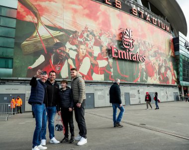 Taraftarlar, 22 Şubat 2025 tarihinde Birleşik Krallık 'taki Emirates Stadyumu' nda oynanan Premier League karşılaşması öncesinde Emirates Stadyumu 'na geldiler.