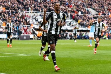 Newcastle United takımından Alexander Isak, 23 Şubat 2025 'te İngiltere' nin Newcastle kentindeki St. James 's Park' ta oynanan Premier League maçı Newcastle United - Nottingham Forest maçında 3-1 'lik galibiyetini kutluyor.