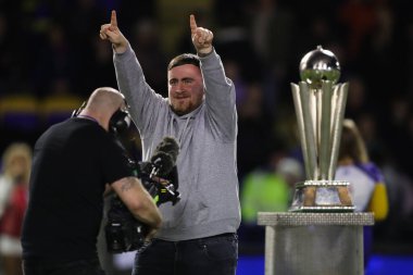 Luke Littler, 21 Şubat 2025 'te İngiltere' nin Warrington kentindeki Luke Littler Stadyumu 'nda oynanan Warrington Wolves - Catalans Dragons maçında ev sahibi taraftarları alkışlıyor.