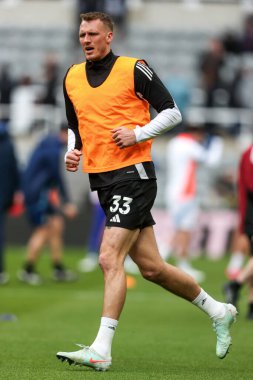 Newcastle United takımından Dan Burn, 23 Şubat 2025 'te İngiltere' nin Newcastle şehrinde oynanan St.James 's Park' ta oynanan Premier League maçı öncesinde ısınıyor.