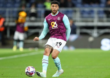 Burnley 'den Josh Laurent 21 Şubat 2025' te Burnley 'nin Sheffield' a karşı oynadığı Turf Moor, Burnley 'deki Sky Bet Şampiyonası maçında pas veriyor.