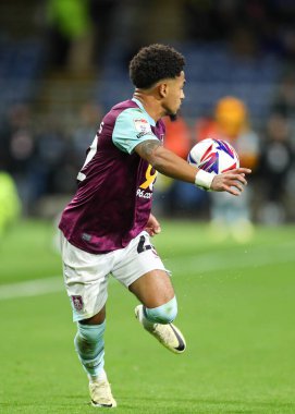 Burnley 'den Marcus Edwards 21 Şubat 2025' te Burnley 'nin Sheffield' a karşı oynadığı Turf Moor, Burnley, İngiltere 'deki Gökyüzü İddia Şampiyonası maçında topa vuruyor.