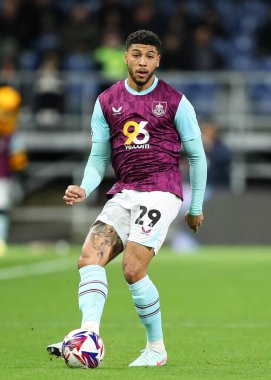 Burnley 'den Josh Laurent 21 Şubat 2025' te Burnley 'nin Sheffield' a karşı oynadığı Turf Moor, Burnley 'deki Sky Bet Şampiyonası maçında pas veriyor.