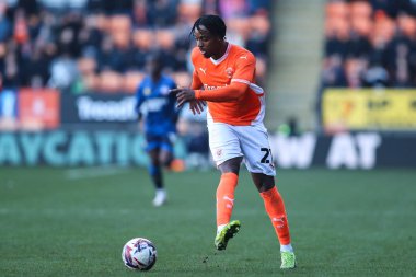 Blackpool 'dan Niall Ennis, 21 Şubat 2025' te Bloomfield Road, Blackpool 'da oynanan Blackpool-Crawley Town maçında pas attı.