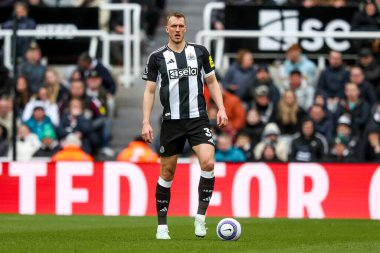 Newcastle United takımından Dan Burn, 23 Şubat 2025 'te İngiltere' nin Newcastle kentindeki St. James 's Park' ta oynanan Premier League maçı sırasında topla koşuyor.