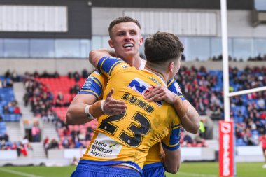 Leeds Rhinos takımından Riley Lumb, Salford Community Stadyumu, Eccles, Birleşik Krallık 'ta oynanan 2. Salford Red Devils - Leeds Rhinos maçında denemesini kutluyor.