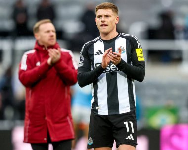 Newcastle United takımının taraftarları, Premier League maçı Newcastle United 'ın Nottingham Ormanı' na karşı 23 Şubat 2025 'te St. James' s Park, Newcastle, İngiltere 'de oynadığı maçın ardından kazandığı galibiyet sonrasında taraftarlarını kabul ediyor.