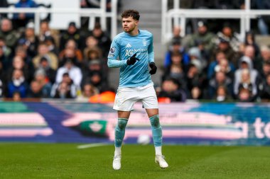 Nottingham Ormanı 'ndan Neco Williams, Premier League maçı sırasında Newcastle United, Nottingham Ormanı' na karşı St. James 's Park, Newcastle, İngiltere' de 23 Şubat 2025 'te oynanan karşılaşmada.