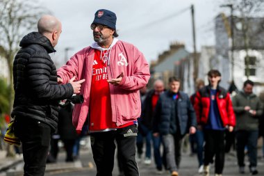 Taraftarlar, 22 Şubat 2025 tarihinde Birleşik Krallık 'taki Emirates Stadyumu' nda oynanan Premier League karşılaşması öncesinde Emirates Stadyumu 'na geldiler.