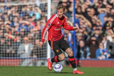 Manchester United takımından Rasmus Hjlund, 22 Şubat 2025 tarihinde Goodison Park, Liverpool, İngiltere 'de oynanan Premier League maçında Manchester United' a karşı Everton maçında topu kırdı.