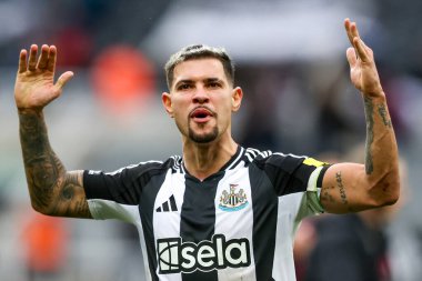 Newcastle United takımının oyuncusu Bruno Guimaraes, Premier League maçı Newcastle United 'ın Nottingham Ormanı' na karşı 23 Şubat 2025 'te St. James' s Park, Newcastle, İngiltere 'de oynadığı maç sonrasında takımların zaferini hayranlarıyla kutluyor.