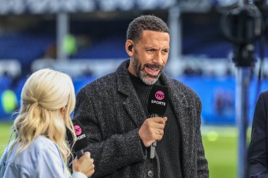 Rio Ferdinand, 22 Şubat 2025 tarihinde İngiltere 'de Goodison Park' ta oynanan Everton-Manchester United Premier League maçı sırasında TNT sporlarında konuşma yaptı.