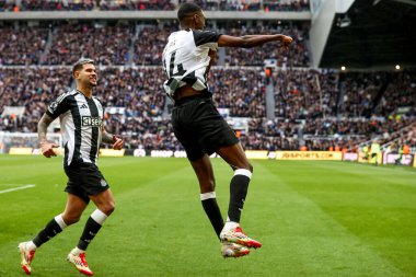 Newcastle United 'tan Alexander Isak, 23 Şubat 2025' te İngiltere 'nin Newcastle kentindeki St. James' s Park 'ta oynanan Premier League maçı Newcastle United - Nottingham Forest maçında 3-1' lik galibiyetini kutluyor.