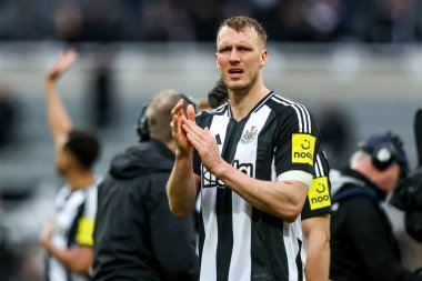 Newcastle United takımının oyuncusu Dan Burn, Premier League maçı Newcastle United 'ın Nottingham Ormanı' na karşı 23 Şubat 2025 'te St. James' s Park, Newcastle, İngiltere 'de oynadığı maç sonrasında kazandığı galibiyet sonrasında taraftarları kabul ediyor.