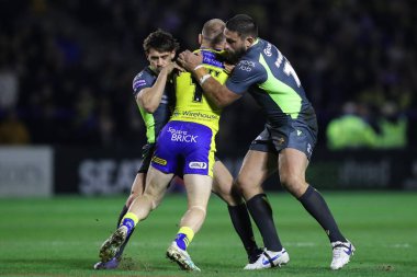 Katalan Ejderhaları 'ndan Julian Bousquet, Warrington Wolves' tan Matt Dufty ile oynadığı Betfred Süper Lig karşılaşmasında Warrington Wolves, Catalans Dragons 'a karşı Luke Littler Stadyumu, Warrington, Birleşik Krallık, 21 Şubat 2025