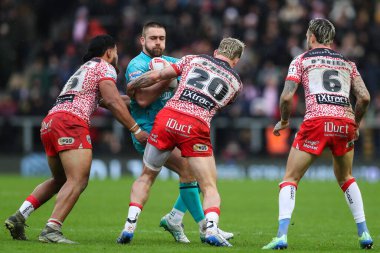 Leigh Leopards takımından Ethan O 'neill, Betfred Süper Lig karşılaşmasında Huddersfield Giants' tan Sam Hewitt 'i yendi. Leigh Leopards, Huddersfield Giants' a karşı. Leigh Spor Köyü, Leigh, İngiltere, 23 Şubat 2025