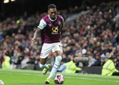 Burnley 'den Jaidon Anthony 21 Şubat 2025' te Burnley ile Sheffield arasındaki maçta öne doğru süzülüyor.