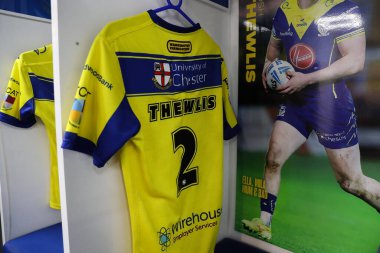 Warrington Wolves 'dan Josh Thewlis' in gömleği, 21 Şubat 2025 'te Warrington, İngiltere' deki Luke Littler Stadyumu 'nda oynanan Warrington Wolves - Catalans maçında soyunma odasında asılı.