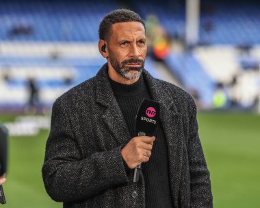 Rio Ferdinand, 22 Şubat 2025 tarihinde İngiltere 'de Goodison Park' ta oynanan Everton-Manchester United Premier League maçı sırasında TNT sporlarında konuşma yaptı.