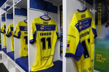 Warrington Wolves 'dan Ben Currie' nin gömleği, 21 Şubat 2025 'te Warrington, İngiltere' deki Luke Littler Stadyumu 'nda oynanan Warrington Wolves ve Catalans Dragons maçında soyunma odasında asılı.