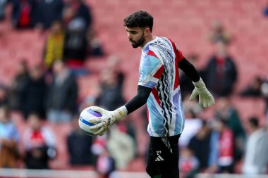 Arsenal 'den David Raya, 22 Şubat 2025' te Birleşik Krallık 'taki Emirates Stadyumu' nda oynanan Premier League karşılaşması öncesinde ısınıyor.