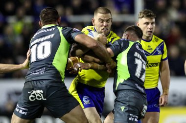 Warrington Wolves 'tan Matt Dufty, Katalan Ejderhaları' ndan Bayley Sironen ve Katalan Ejderhaları 'ndan Julian Bousquet tarafından oynanan Betfred Süper Lig karşılaşmasında Warrington Wolves, Luke Littler Stadyumu, Warrington' da Katalans Ejderhalarına Karşı