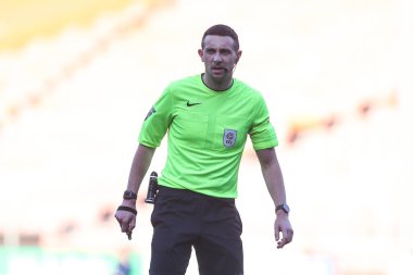 Hakem Tom Reeves, Sky Bet League 1 karşılaşmasında Blackpool 'a karşı Crawley Town, Bloomfield Road, Blackpool, Birleşik Krallık, 22 Şubat 2025