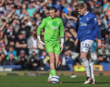 Everton 'dan Jordan Pickford, 22 Şubat 2025 tarihinde İngiltere' nin Liverpool kenti Goodison Park 'ta oynanan Premier League maçında Manchester United' a karşı serbest atış yapmaya hazırlanıyor.