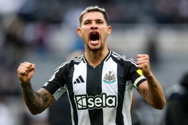 Newcastle United takımının oyuncusu Bruno Guimaraes, Premier League maçı Newcastle United 'ın Nottingham Ormanı' na karşı 23 Şubat 2025 'te St. James' s Park, Newcastle, İngiltere 'de oynadığı maç sonrasında takımların zaferini hayranlarıyla kutluyor.