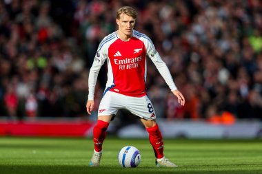 Arsenal 'den Martin Odegaard, 22 Şubat 2025' te Birleşik Krallık 'ın Emirates Stadyumu' nda oynanan Premier League maçında topu aldı.