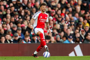 Arsenal 'den Ben White, 22 Şubat 2025' te Birleşik Krallık 'taki Emirates Stadyumu' nda oynanan Premier League maçında topla koşuyor.