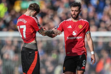 Manchester United takımından Alejandro Garnacho, 22 Şubat 2025 'te İngiltere' nin Liverpool kentinde oynanan Premier League maçı sonrasında Manchester United 'a karşı Everton maçında Bruno Fernandes ile tokalaştı.