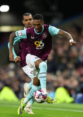 Burnley 'den Jaidon Anthony 21 Şubat 2025' te Burnley ile Sheffield arasındaki maçta öne doğru süzülüyor.