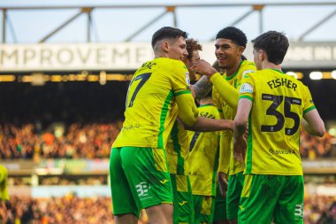 Norwich City 'den Lucien Mahovo, Norwich City' den Anis Slimane, Norwich City 'den Kellen Fisher, Norwich City' den Borja Sainz Norwich 'in Norwich' in Norwich City 'deki 4. golünü Norwich City - Stoke City maçı sırasında 22 Şubat 2025' te Carrow Road 'da attığı golü kutluyorlar.