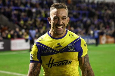 Warrington Wolves takımından Paul Vaughan, 21 Şubat 2025 'te İngiltere' nin Warrington şehrinde oynanan Warrington Wolves - Catalans Dragons maçında kazandığı galibiyeti kutluyor.