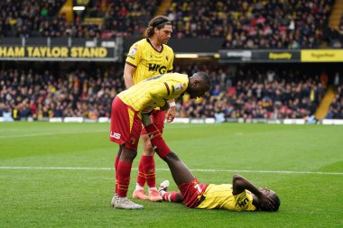 Watford oyuncuları, 23 Şubat 2025 'te İngiltere' nin Watarage Road şehrinde oynanan Gökyüzü İddia Şampiyonası maçında takım arkadaşına krampla yardım ediyor.