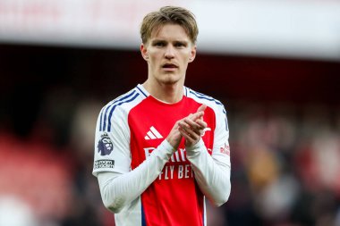 Arsenal 'den Martin Odegaard, 22 Şubat 2025 tarihinde Birleşik Krallık' ın Emirates Stadyumu 'nda oynanan Premier League maçı sonrasında takımların yenilgisinin ardından taraftarları kabul ediyor.