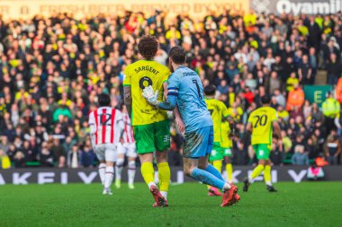 Norwich City 'den Josh Sargent, Stoke City' den Viktor Johansson Sky Bet Şampiyonası maçında Norwich City ile Stoke City arasındaki Carrow Road, Norwich, İngiltere, 22 Şubat 2025