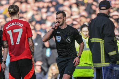 Hakem Andy Madley, 22 Şubat 2025 tarihinde Goodison Park, Liverpool, İngiltere 'de oynanan Premier League maçında Everton-Manchester United maçında VAR' ı kontrol ettikten sonra penaltıya karar vermedi.