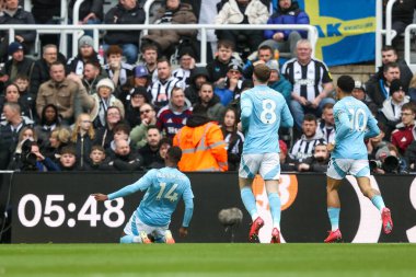 Nottingham Ormanı 'ndan Callum Hudson-Odoi, Premier League maçı Newcastle United - Nottingham Forest maçında 23 Şubat 2025' te St. James 's Park, Newcastle' da 0-1 kazanma hedefini kutluyor.