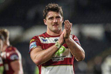 Wigan Warriors takımından Liam Byrne, 21 Şubat 2025 'te MKM Stadyumu' nda oynanan Betfred Süper Lig 2. tur karşılaşmasında taraftarları alkışlıyor.