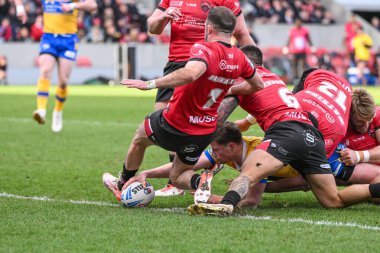 Leeds Rhinos 'tan Morgan Gannon, Salford Community Stadyumu, Eccles, Birleşik Krallık' ta oynanan 2. Salford Red Devils - Leeds Rhinos maçında bir deneme için sahaya çıkıyor.