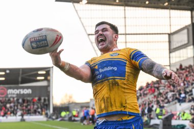 Leeds Rhinos takımından James Bentley, 22 Şubat 2025 'te İngiltere' de oynanan Betfred Süper Lig karşılaşmasında Salford Red Devils - Leeds Rhinos karşılaşmasını kutluyor.