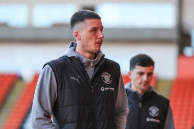 Blackpool 'dan Oliver Casey, 21 Şubat 2025' te Bloomfield Road, Blackpool 'da oynanan Blackpool - Crawley Town maçı öncesinde geldi.
